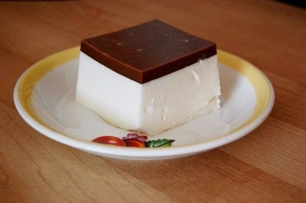 Когда вы выложите десерт из формы на тарелку, шоколадный слой будет украшать его сверху). Фото: zhivotikok.com