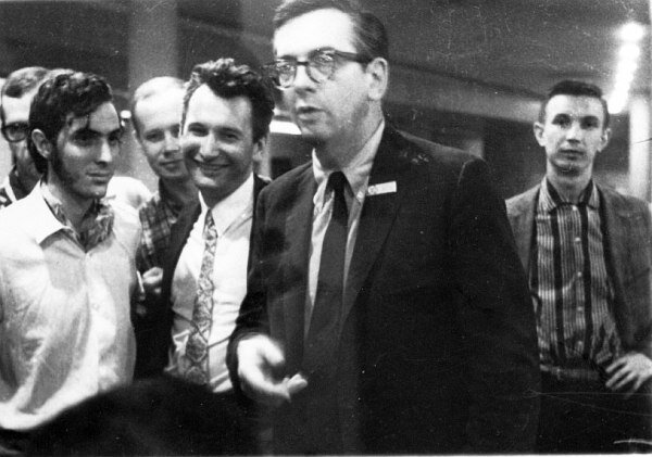 Слева направо: музыковед Дмитрий Ухов, гитарист Николай Громин, куратор джазовых кафе от МГК ВЛКСМ Ростислав Винаров, Уиллис Коновер, фотограф Владимир Садковкин, 1969 (© архив Ростислава Винарова, Центр Исследования Джаза)