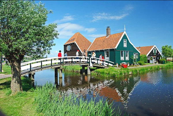 
ПОД СВЕТ КРАСНЫХ ФОНАРЕЙ