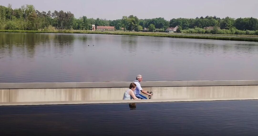 Три года назад в заповеднике Бокрейк, что в Бельгии, появился велосипедный маршрут, часть которого проходит через озеро. Это бетонный желоб, углубленный в воду на 1,5 метра.