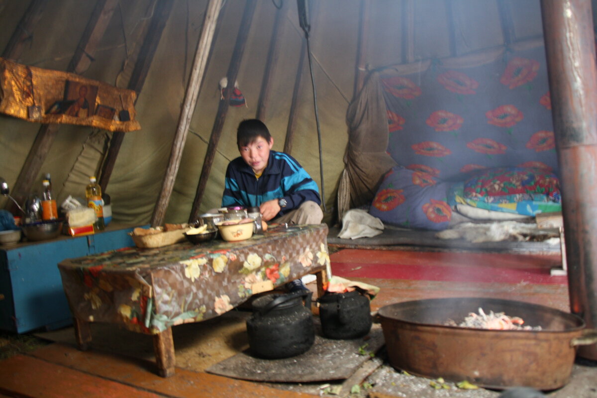 Яранга традиционное жилище чукчей. Летом в чуме. Чум жилище ханты и манси. Ямал чум внутри. Быт в чуме.