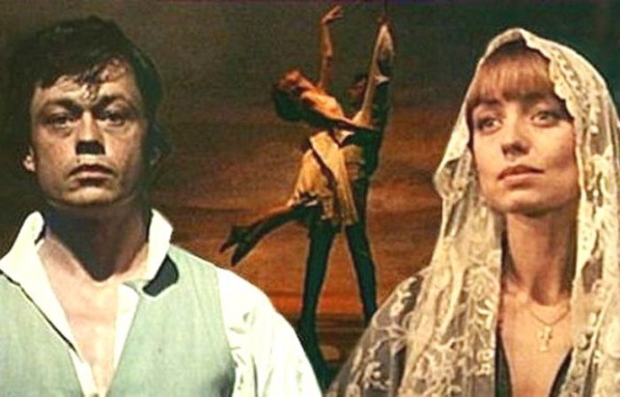 

Рок-опера *Юнона и Авось*. Кадр из телеверсии спектакля, 1983 | Фото: listmuz.ru
Нашумевшая рок-опера «Юнона и Авось», премьера которой состоялась 35 лет назад на сцене Ленкома, до сих пор не теряет своей популярности. В основу либретто положена поэма А. Вознесенского «Авось», посвященная трагической истории любви русского графа Николая Резанова к молодой испанке Кончите Аргуэльо. Историки утверждают, что образ графа чересчур романтизирован, и с любовной историей все обстояло на самом деле совсем не так.