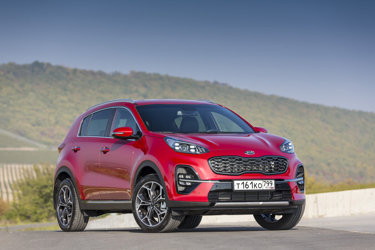 Kia Sportage 2019 модельного года. Колесные диски нового дизайна, LED оптика, стильная решетка радиатора и рельефный капот – отличительные внешние детали кроссовера. 