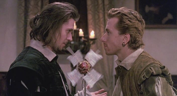 По сюжету они сопровождают принца  в Англию и несут письмо с просьбой казнить Гамлета, которое адресовано британскому королю. Ушлый принц крадет и переписывает сообщение так, что по прочтении казнят не его, а двух незадачливых компаньонов.