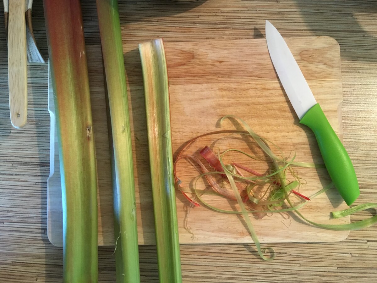 Очищаем стебель ревеня от оболочки, она легко отходит