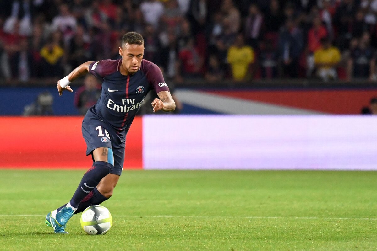 На данном изображении форвард футбольного клуба "ПСЖ"  Нейма́р да Си́лва Са́нтос Жу́ниор