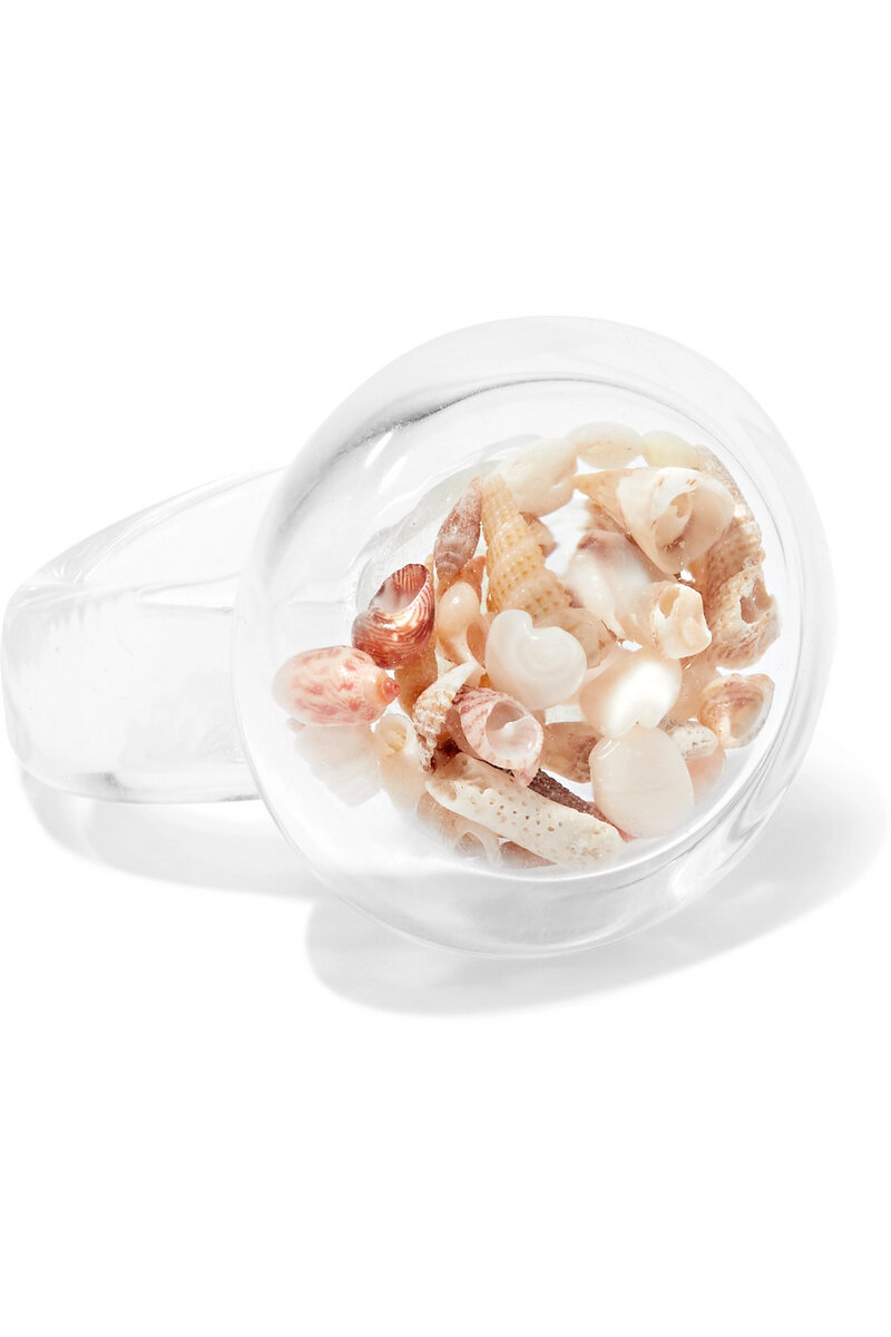 Дизайнер: Марьям Нассир Заде. Кольцо из круглого стекла и ракушки. Цена -310 евро