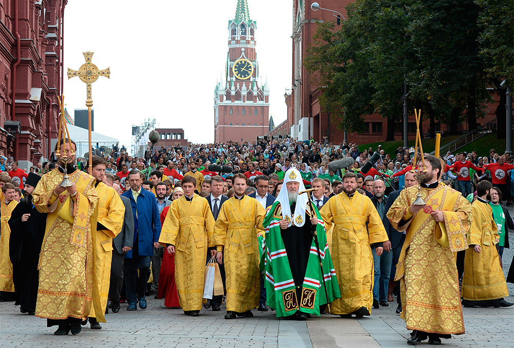 Сколько времени длится крестный ход на пасху. Храм Христа Спасителя в Москве крестный ход. Крестный ход (Церковь Покрова-на-Лузе).