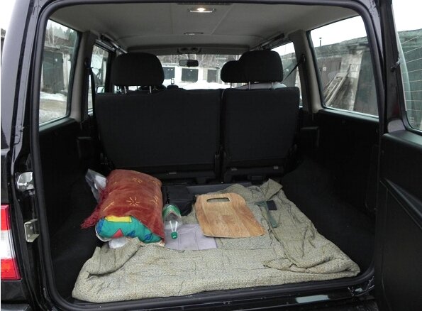 Места внутри хватает, а если ещё задние сиденья сложить, то вообще получится танцпол