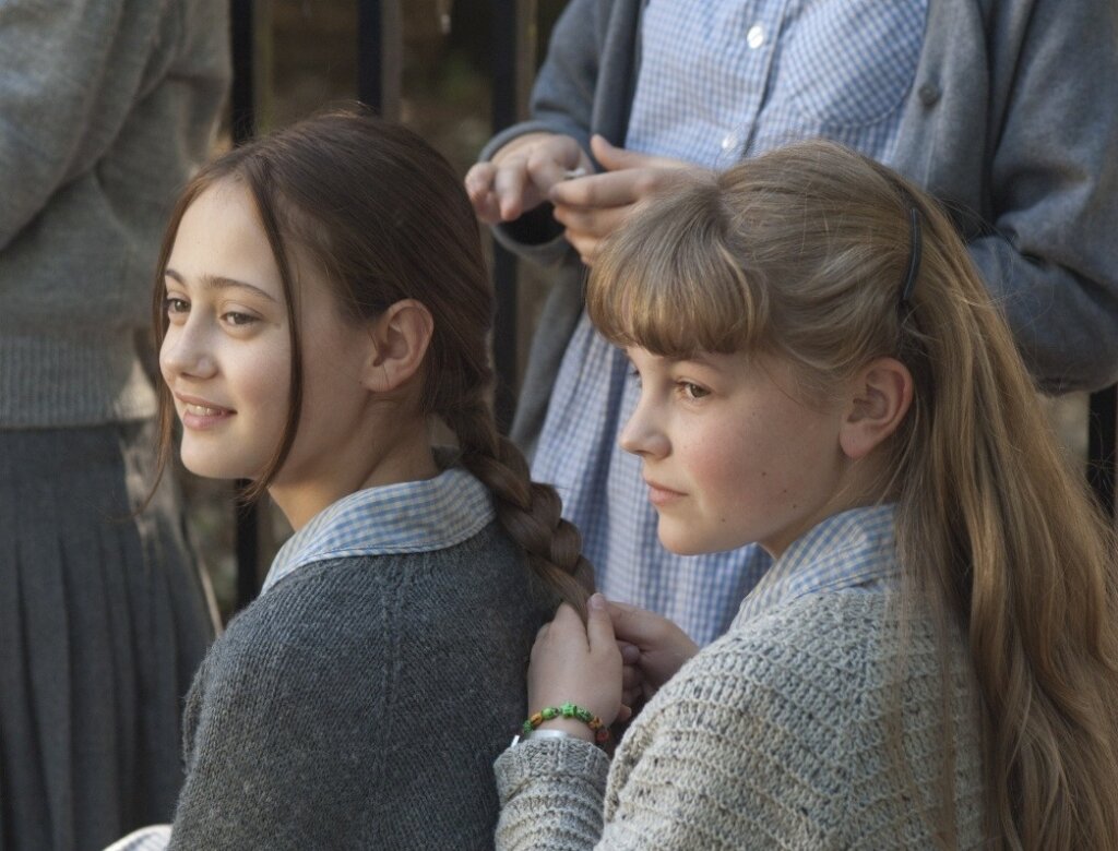 Маленькие Рут (Элла Пернелл) и Кэти (Иззи Мейкл-Смолл). Если Элла не похожа на Киру Найтли, то Иззи просто вылитая маленькая Кэри Маллиган. Магия какая-то.