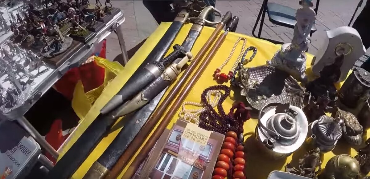 Столики с антиквариатом