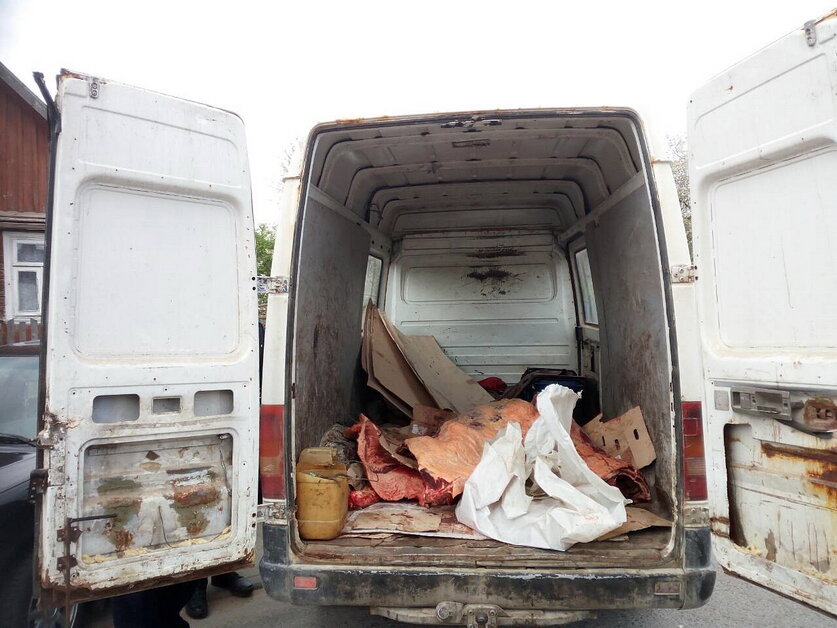 Фото УСК по Гродненской области. Полутуши КРС вперемешку с хламом.