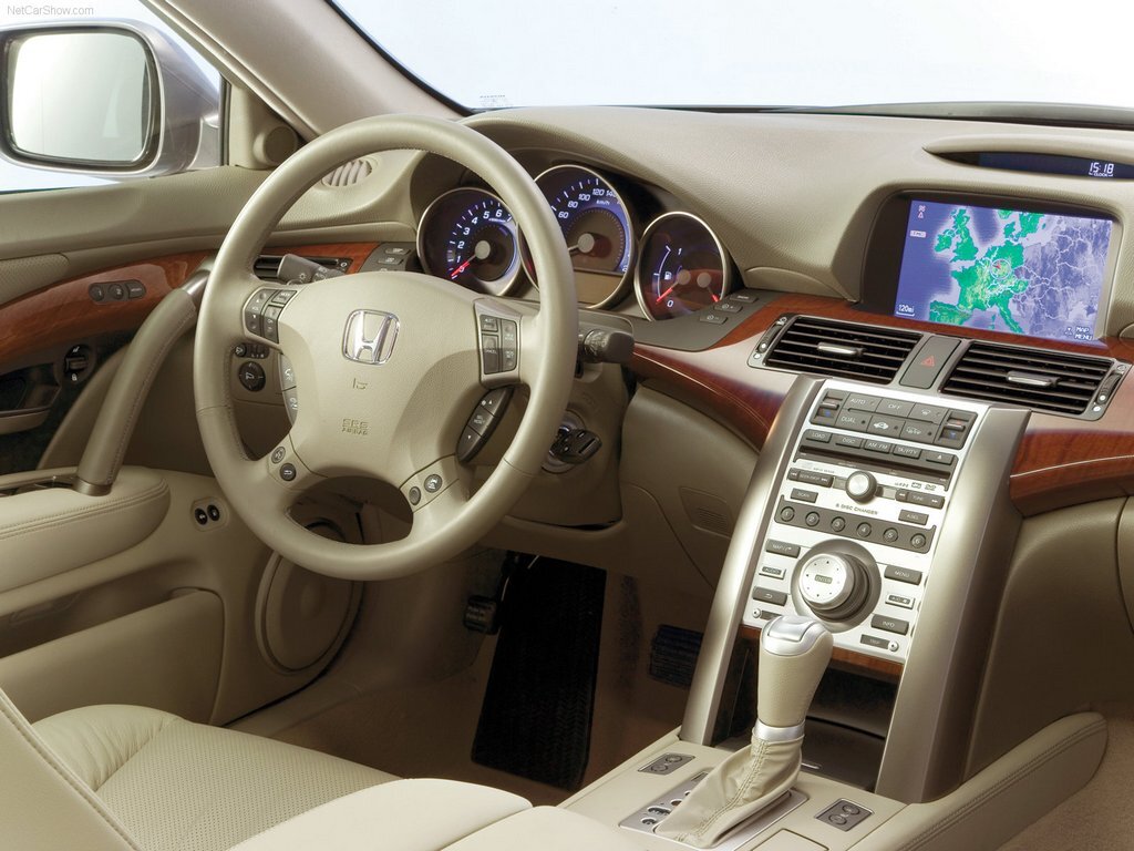 Дизайнеры придумали солидный и при этом ориентированный на водителя спортивный интерьер. Качество материалов - на высоте.