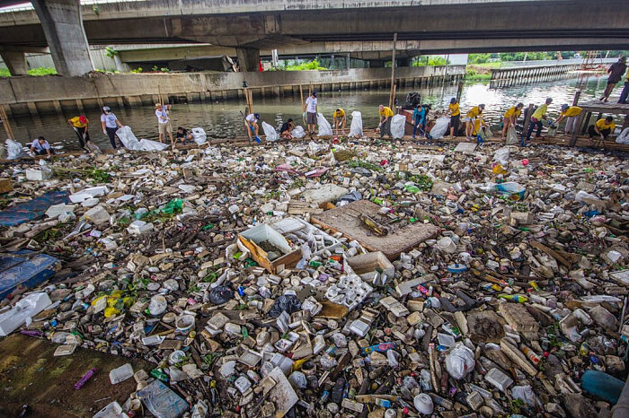 Волонтеры убирают набережные Бангкока 