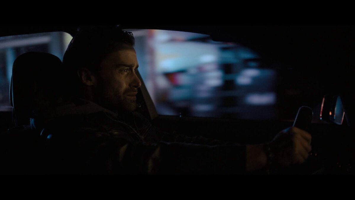 Не последнню роль в сюжете играет и брат одного из героев. Кадр из фильма "В упор"