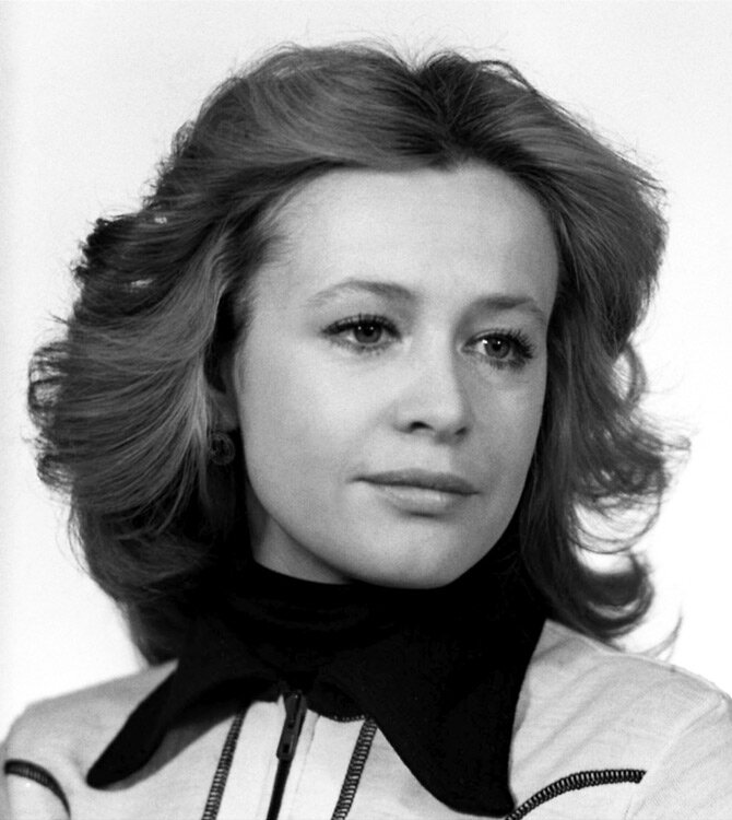 Источник: https://www.kino-teatr.ru/kino/acter/w/sov/3043/foto/182833/      //   Марина Неёлова