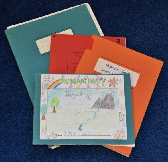 
Я не была на уроках в школе, но сын мне рассказывал, как они проходят. Никто не сидит за партами. В классе стоят столы так, что дети сидят лицом друг к другу по 6-8 человек за каждым и во время урока свободно могут передвигаться по классу. Уроки проходят в легкой полуигровой форме. На переменках дети гуляют на улице, в школьном дворе, который огорожен и не позволяет детям выйти за его пределы. Также многие уроки у них проходят на свежем воздухе. При школе есть теплицы и своя метеостанция, где наглядно изучаются природные явления и дети могут сами выращивают овощи и цветы. Во время учебного процесса, а он весьма увлекателен, школьники не просто сидят и слушают учителей, им дают возможность применять эти знания на практике. Помню, как сын рассказывал, как они собирали какой-то оптический прибор, датчик влажности из подручных материалов и ставили различные опыты. Я думаю, что даже взрослому это было бы очень интересно.