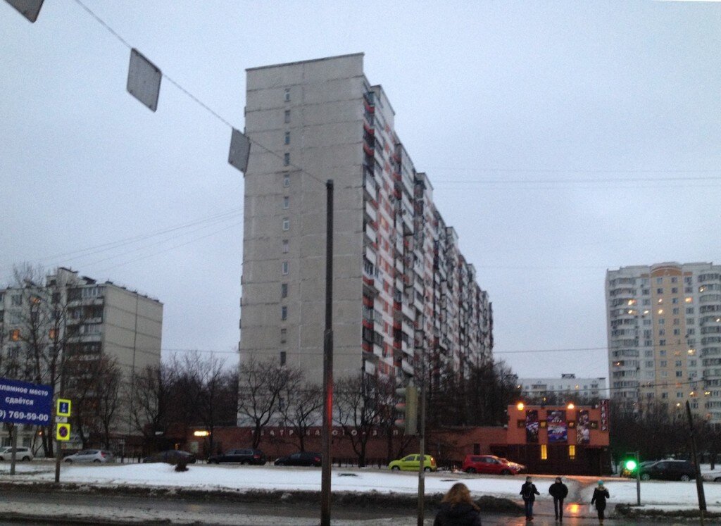 Церковь напротив панельки