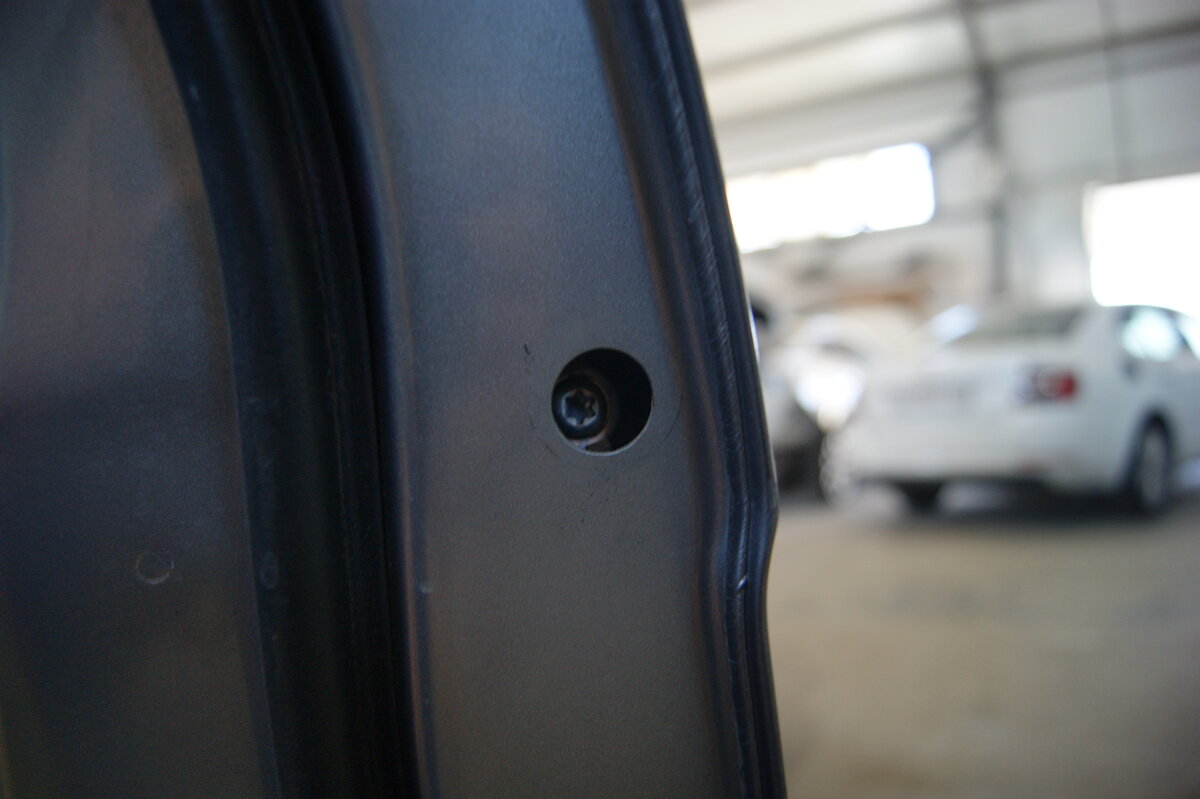 За заглушкой располагается крепеж ручки.