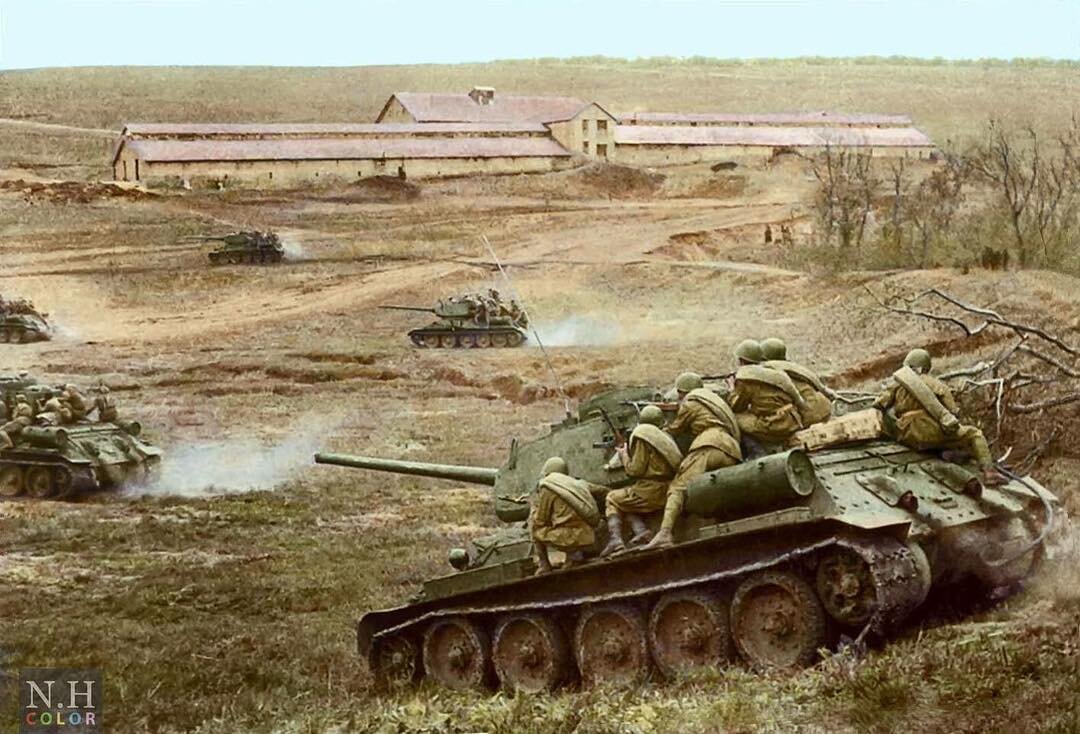 Советские танки Т-34-85 с войсками 3-го Украинского фронта во время Днепро-Карпатского наступления, Одесская область, апрель 1944 года.