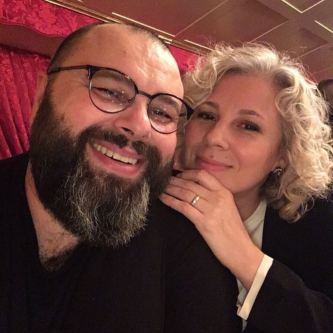 Максим Фадеев с женой. Источник фото: https://informing.ru/2019/08/10/ulichennyy-v-romane-s-seryabkinoy-fadeev-romantichno-pozdravil-zhenu-s-dnem-rozhdeniya.html