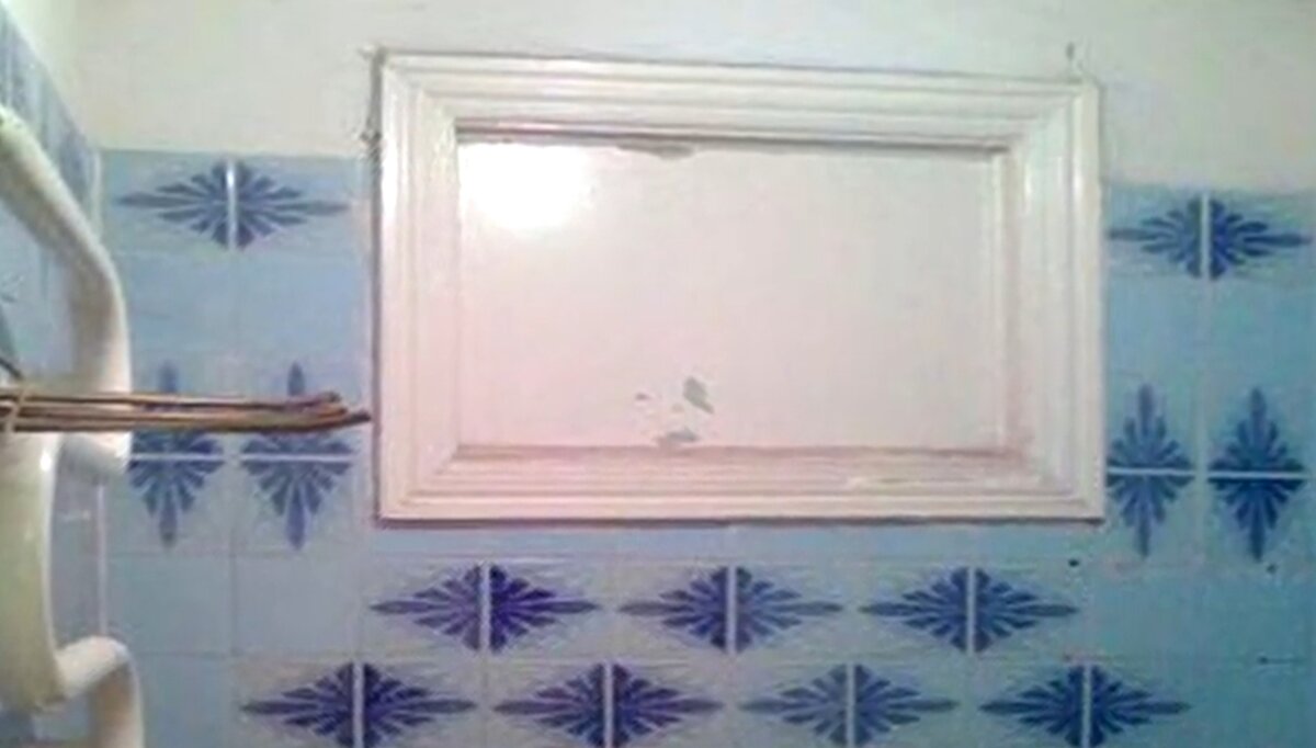 Многие такие окна закрашивают или закладывают