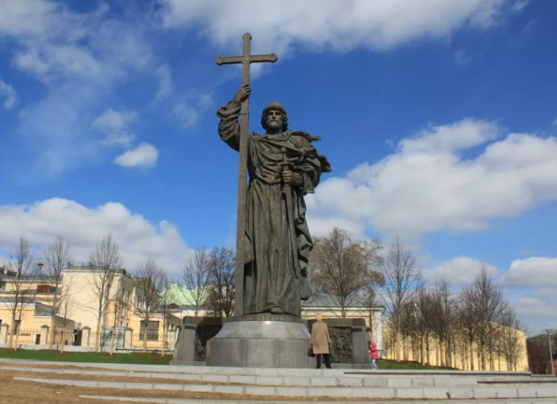 Памятник святому владимиру в москве