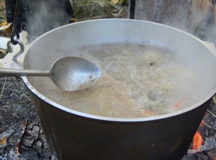   В таком казане готовят для большего количества людей в тёплое время