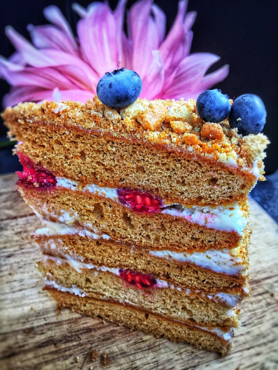 Проложила на всякий случай малиной , чтобы посочнее было.