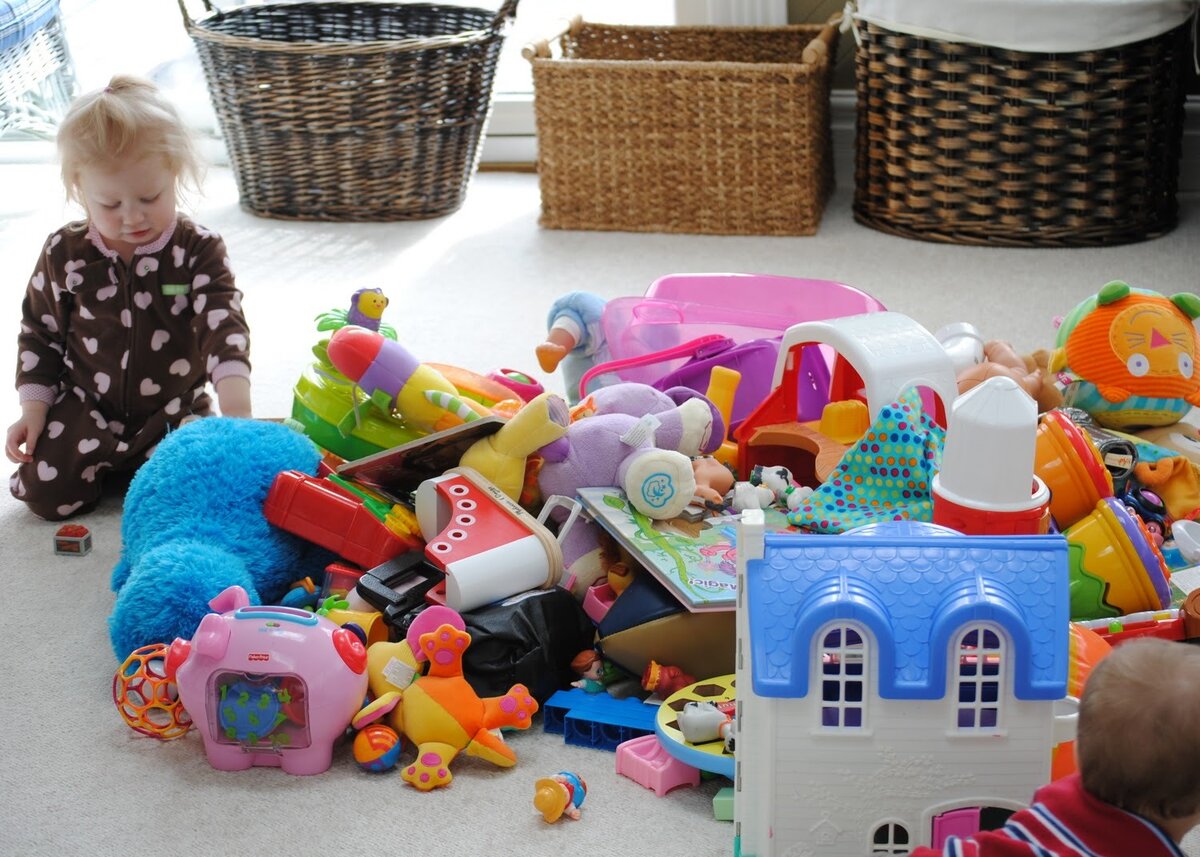 ребенок и игрушки