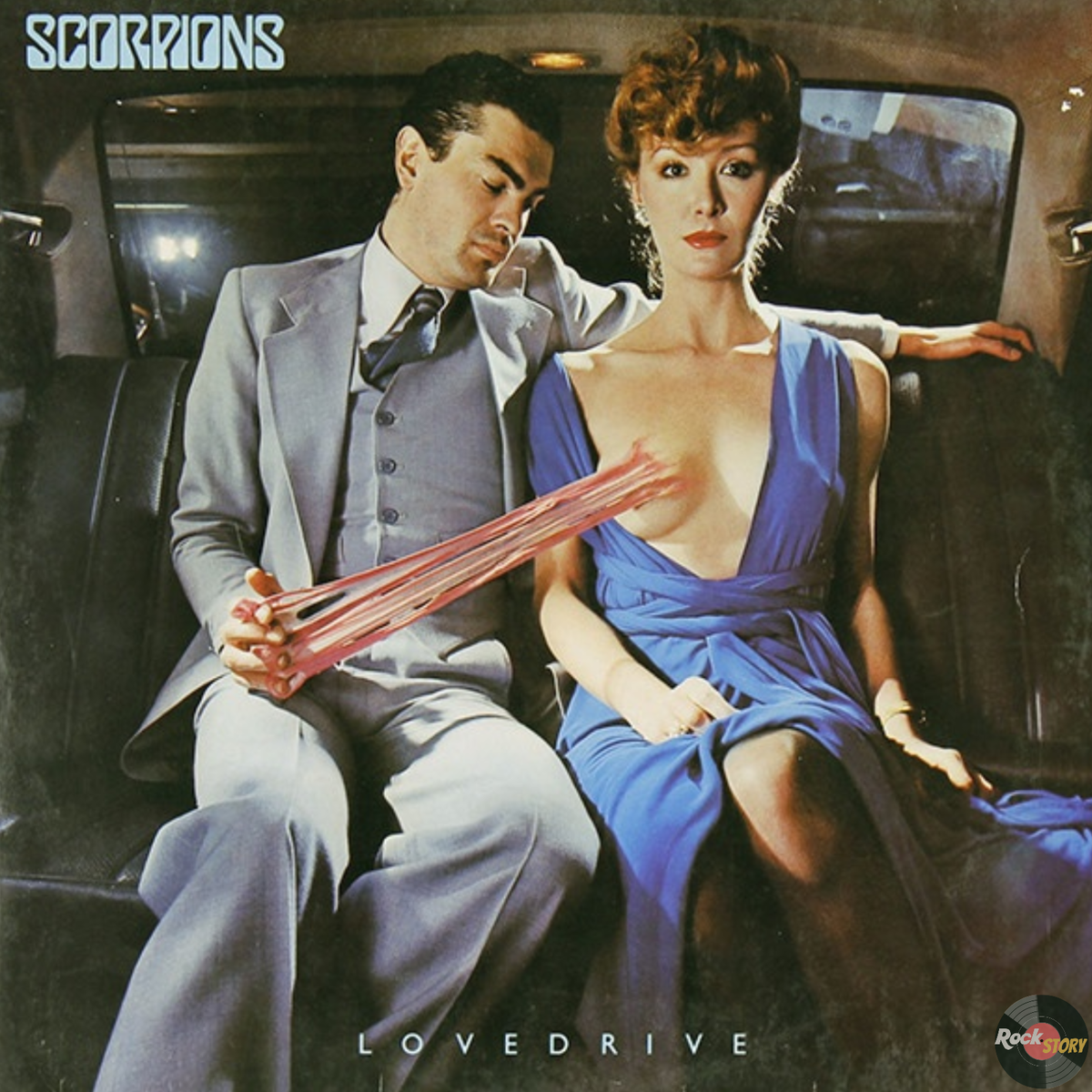 На фотографии обложка альбома Lovedrive группы Scorpions 