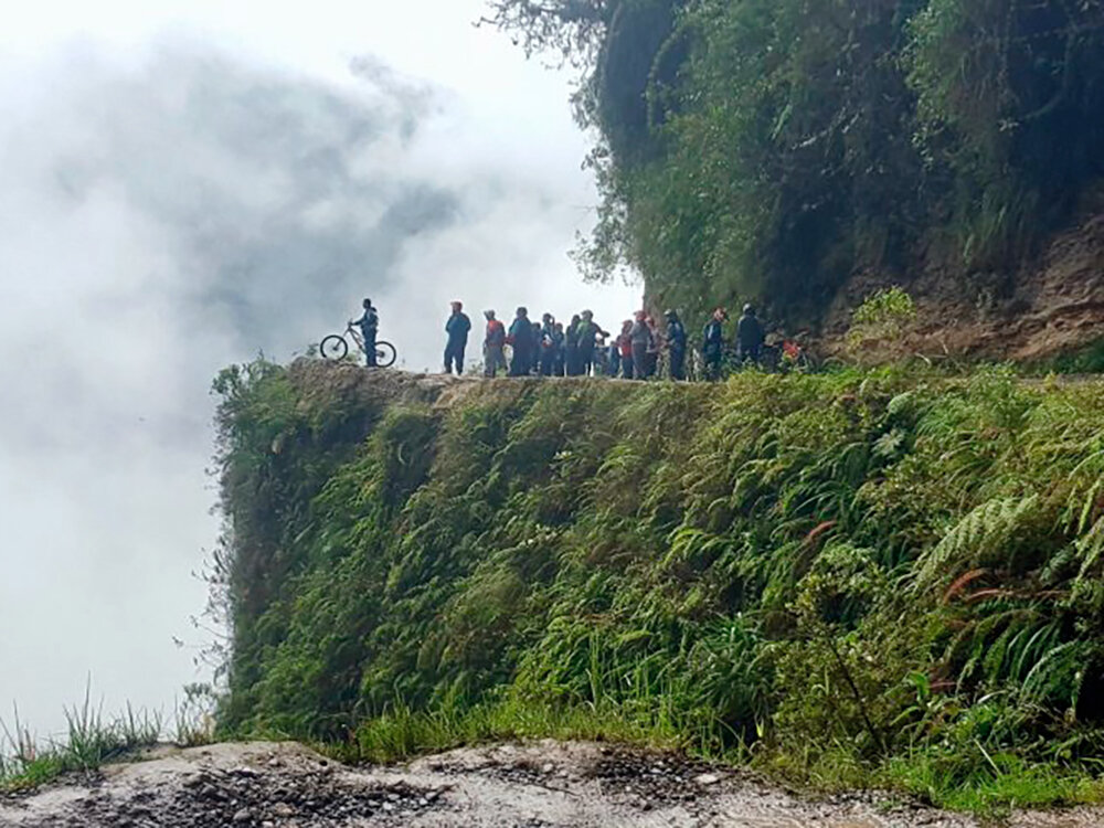 Участок поворота с отвесной скалой без отбойников (фото с https://www.roamingaroundtheworld.com)