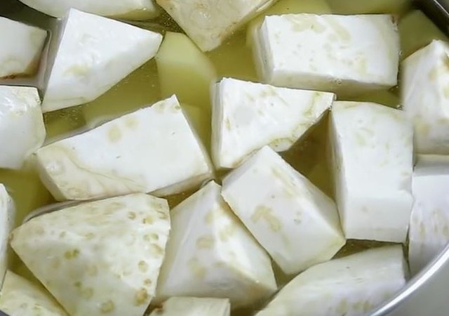 Порезанные картофель и сельдерей 