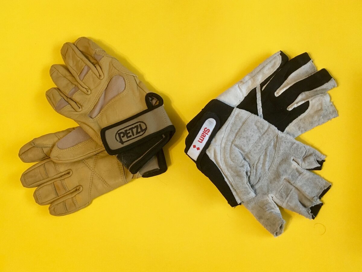 Справа - обычные яхтенные перчатки. Слева - альпинистские, усиленные(они сделаны из плотной  кожи и удобны в длительных переходах при холодной погоде, когда не так активно двигаешься)