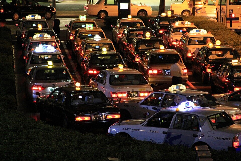 https://cdn.pixabay.com/photo/2016/09/24/19/49/taxis-1692404_960_720.jpg