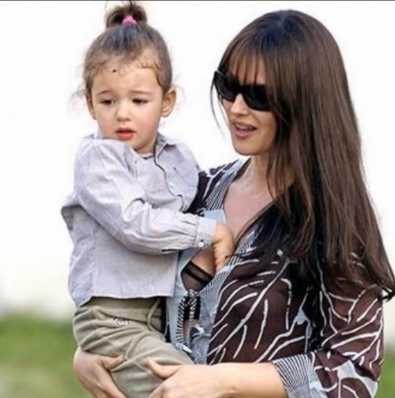 Моника с дочерью.