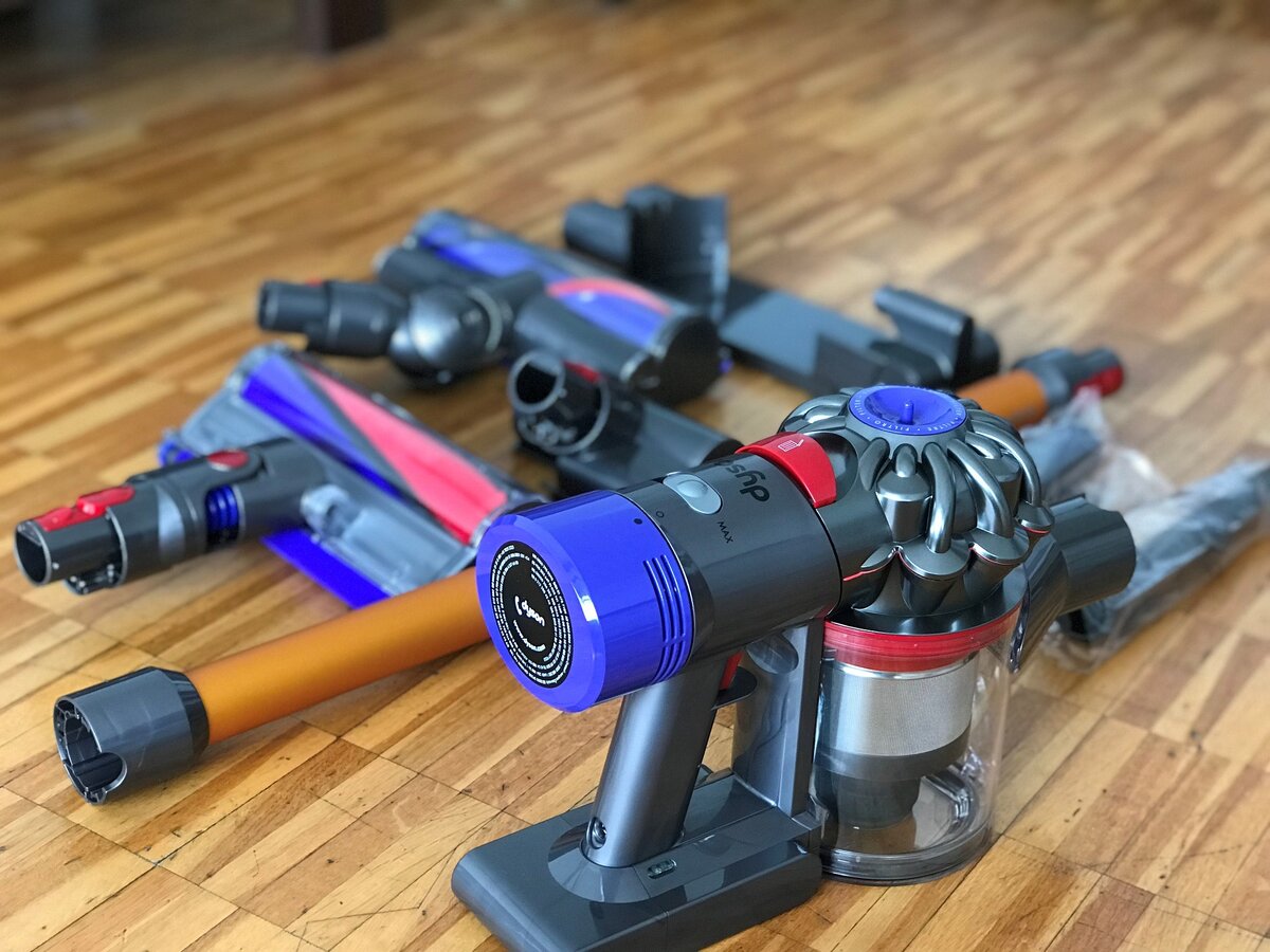 Тот самый Dyson, только более дороже модель на 200$, чем которую мы купили, тут больше комплектация по насадкам