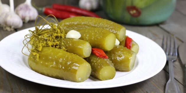 Огурцы с зеленью и чесноком.