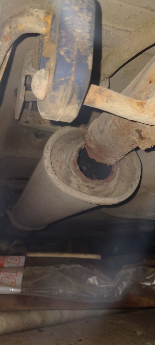 Труба до этого варилась, вот и подгнило..