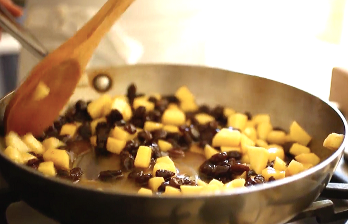 Как сделать яблочный соус с изюмом для сладких блинчиков