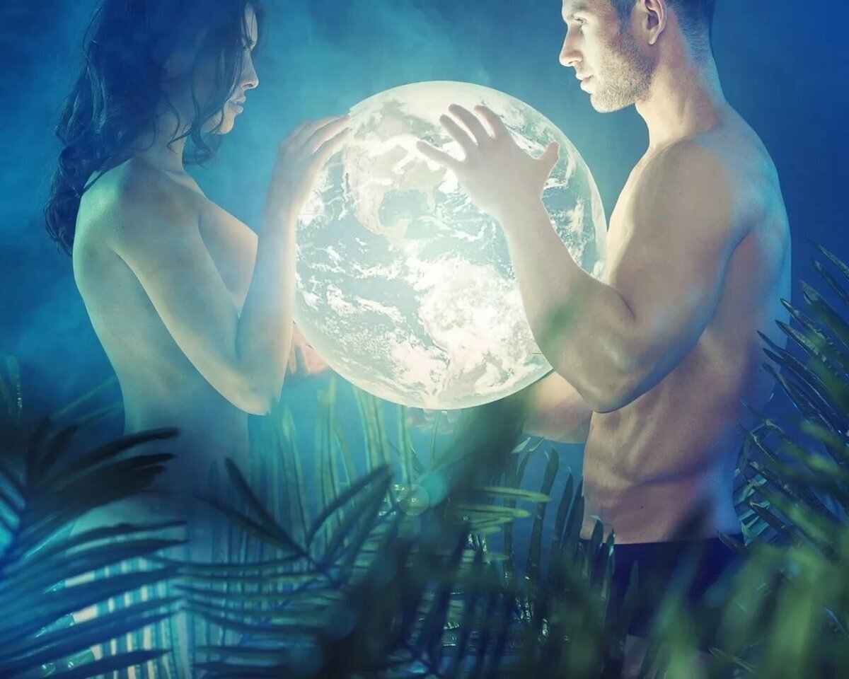 Почему многие мужчины и женщины недовольны своими вторыми половинами?! Как правило, женщин не устраивает что её мужчина какой-то не такой..Выпивает, ничего не делет , не уважает Вас, не дарит подарков и не делает комплиментов.  Ответ прост -Он не хочет этого делать! Ему не интересно это! У него нет стимула! Дорогие девушки и женщины, а не в Вас ли кроется основа всех этих негативных моментов?!  Может Вы сами не даете мужчине реализоваться как Мужчина, не воодушевляете его, не поддерживаете, а только нагнетаете обстановку. Сами прёте на Себе все домашние дела, зарабатываете, и являетесь "хозяином, охотником, и добытчиком". Тут дорогие, Ваш благоверный и рот то открыть не в праве .., не говоря уже о его действиях.  Вот и остается ему напиться и забыться, либо только в таком состоянии чувствовать Себя героем. Всё дело в том что Вы просто поменялись местами бытия и существования, изначально заложенных самой матушкой природой. Если женщина займет позицию женщины в Семье, займется Собой ,от и до приведет Себя в порядок, (о чём Мы поговорим в следующей статье) воспитанием детей, и комфортом в доме(куда захочется возвращаться) , Ваш мужчина непроизвольно захочет быть настоящим Мужчиной рядом с Вами. Быть достойным Вас, окружать Вас своей заботой. Дорогие девочки просто дайте дышать полной грудью Вашим мужчинам, не "тяните одеялко на Себя"  и мужчина горы свернут ради Вас и своей семьи в целом.  Как говориться Мужчина-голова, женщина -шея! Так что девочки всё в наших ручках! А Вас всё устраивает в Вашем мужчине? Может подискутируем на эту тему? Всем гармоничных отношений и взаимопонимания!