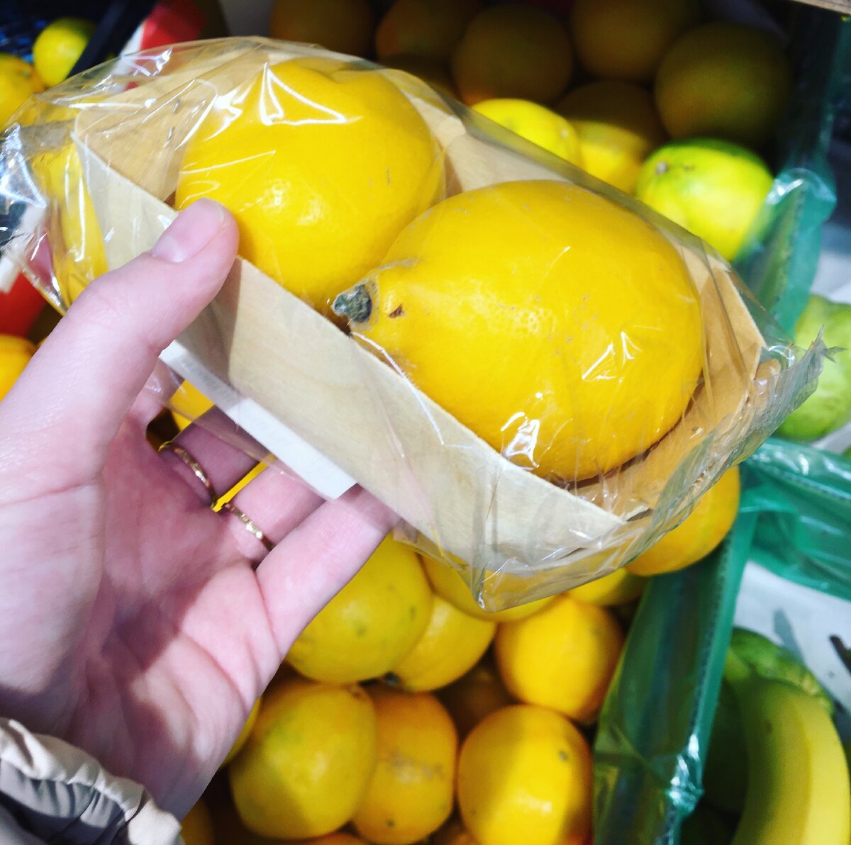 Такую картину я вижу каждый день на прилавках магазинов. Покупатель может сам взять два, три и больше, если нужно, лимона, банана и т.д. И это касается не только продуктов. Предпочитаю проходить такие товары стороной, чтобы не прибавлять выручки таким «бизнесменам». Грустно, друзья. 