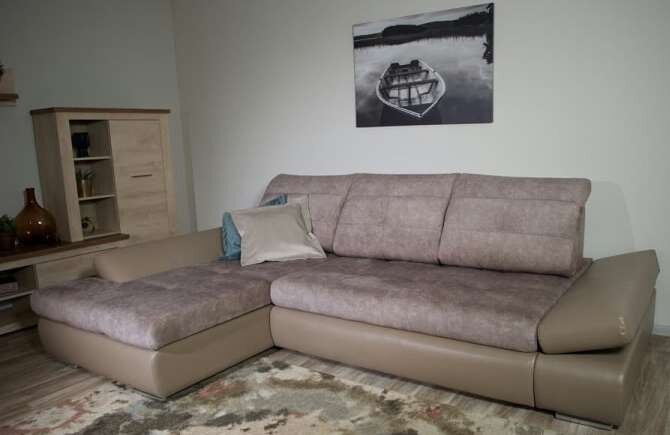Что лучше: кожаный диван или тканевый?