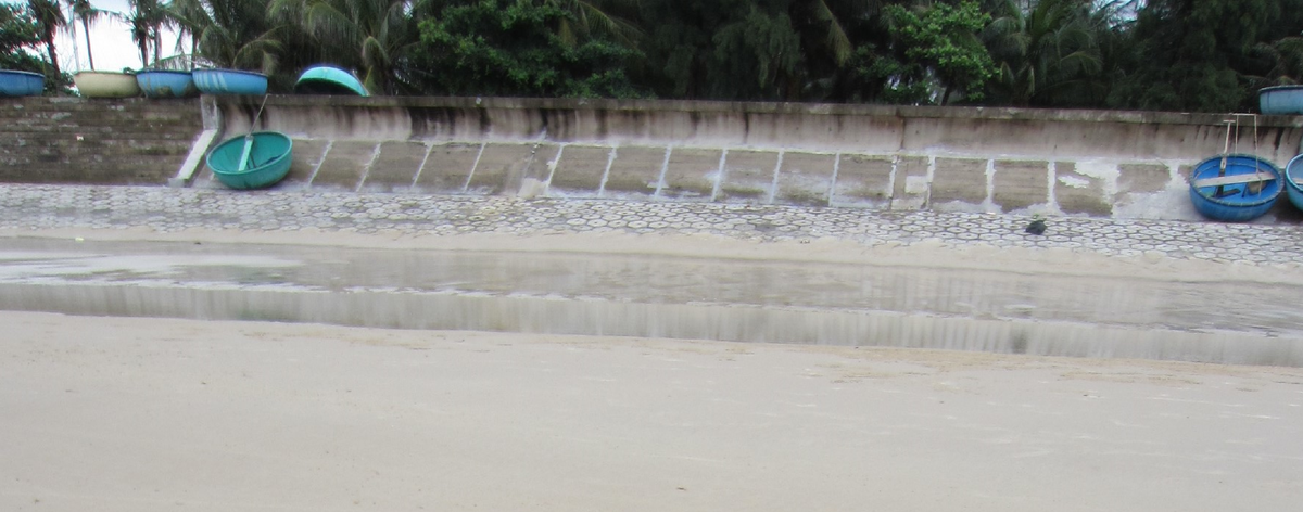 Пластиковые лодки легко вытащить на берег, чтобы их не унесло приливом-отливом. Сейчас отлив, вода ушла далеко