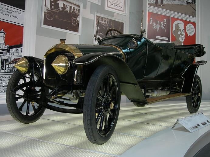 Audi Typ A (1910 - 1912). Двигатель: 2,6л., 22 л.с., макс. скорость: 75 км/ч.