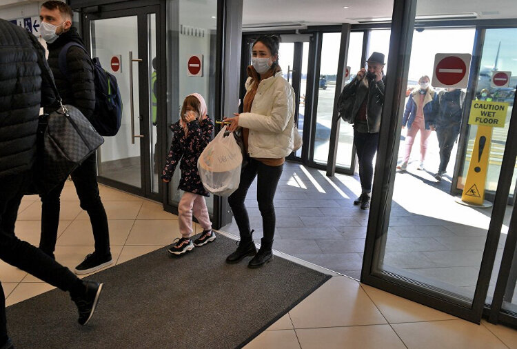 Люди возвращаются домой 