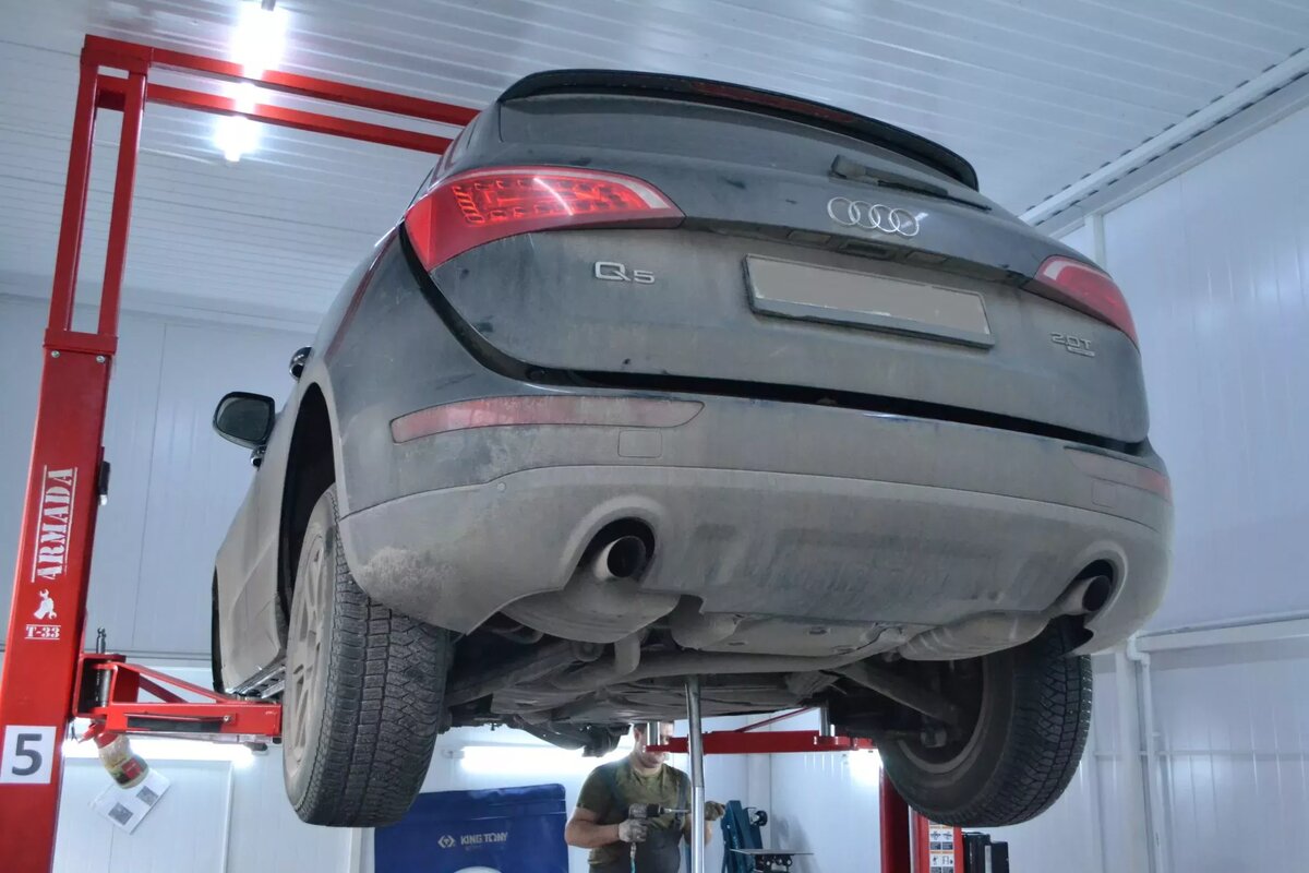 Q5 на подъемнике