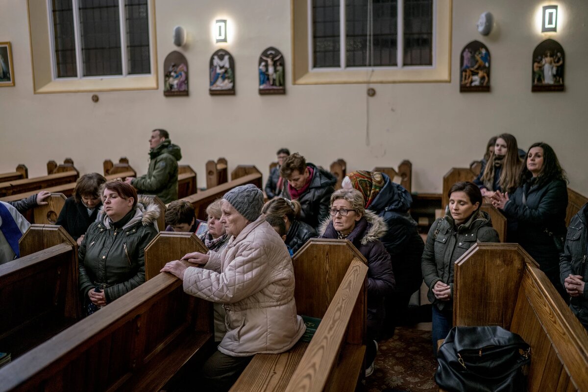 Месса давалась на польском языке в городе Бостон, в Англии. В Британии проживает более 800 000 поляков. Эндрю теста для The New York Times