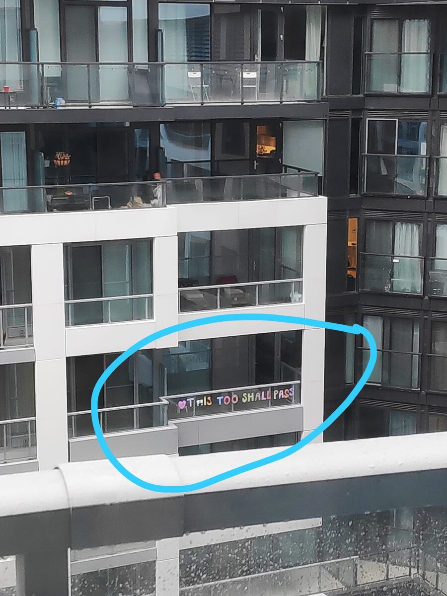 Соседи Дмитрия по кондо (тип жилья) пишут друг другу обращения прямо на стеклах балкона. «И это пройдёт»