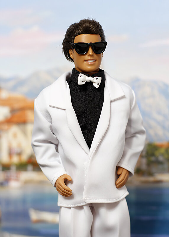 Белый костюм с чёрной рубашкой - это так в духе 90х!